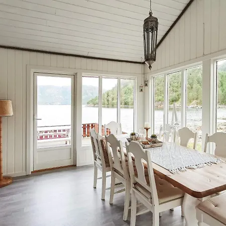 8 Person In Sundlandet * Snildal